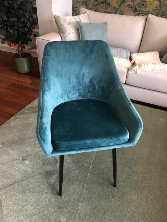 Chaise en velours bleu pétrole