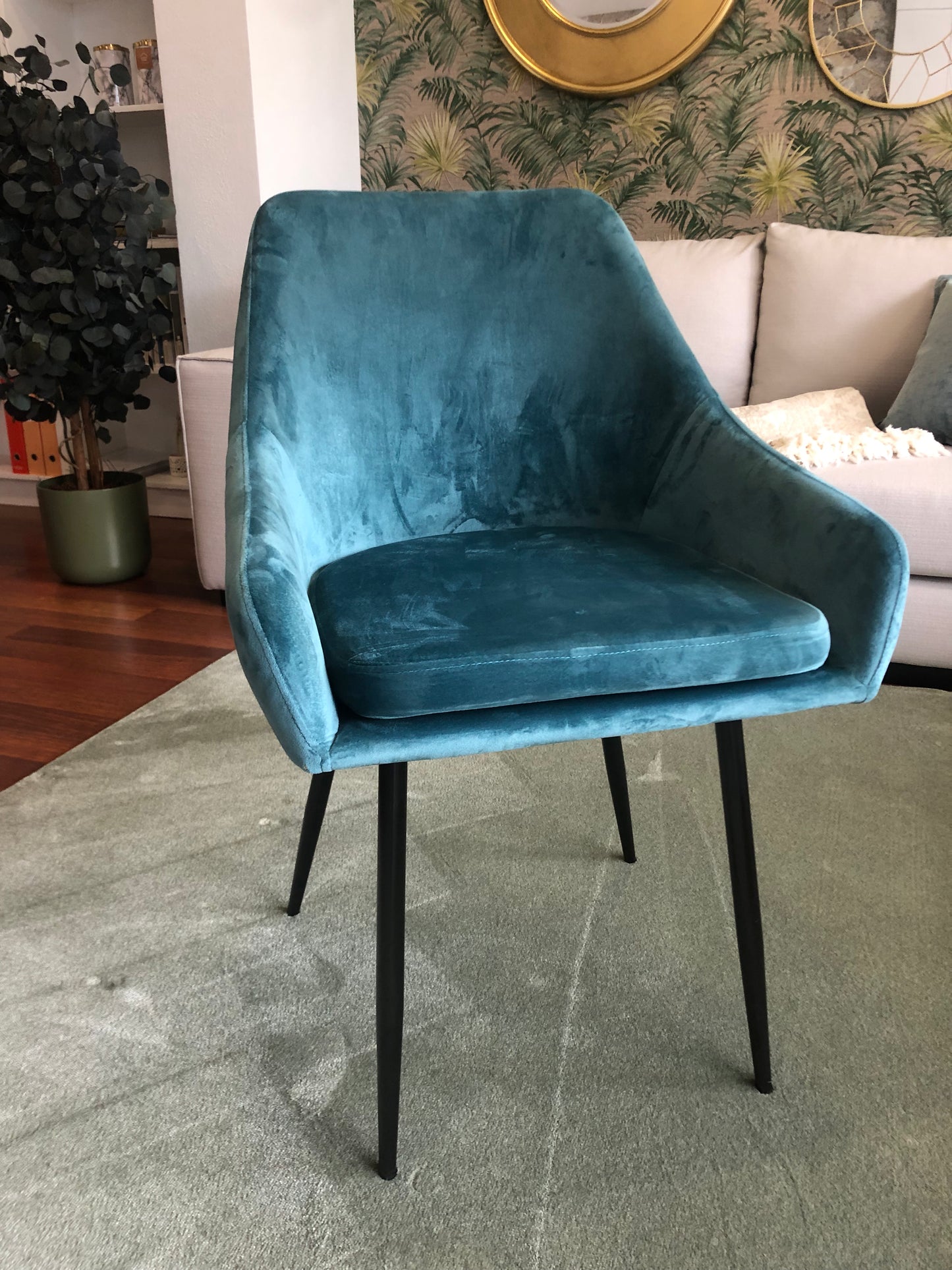 Chaise en velours bleu pétrole