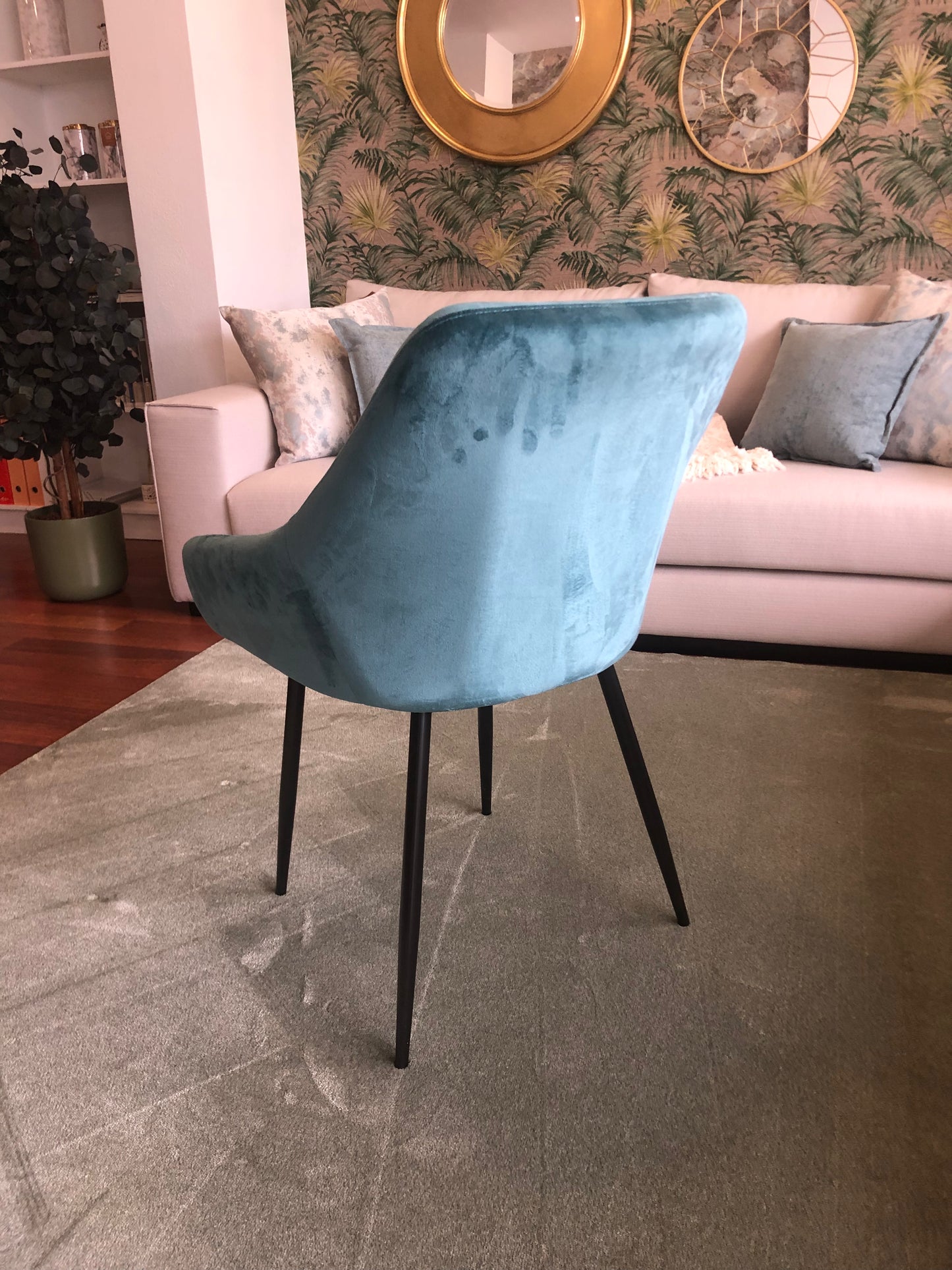 Chaise en velours bleu pétrole